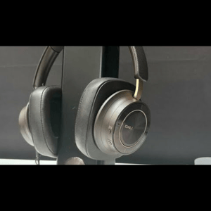 Thumbnail of the video review https://www.youtube.com/watch?v=fEYzHeoAamI