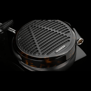 Thumbnail of the video review https://www.youtube.com/watch?v=JywELB4VG6E