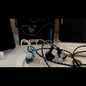 Thumbnail of the video review https://www.youtube.com/watch?v=2hwUn9mM8MA